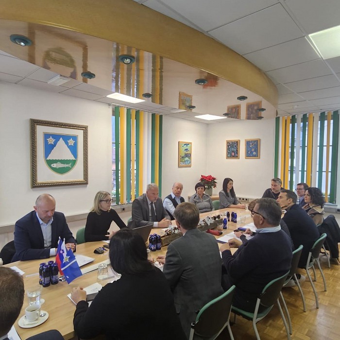 Ministrska ekipa na Idrijsko-Cerkljanskem in v Posočju o ključnih projektih