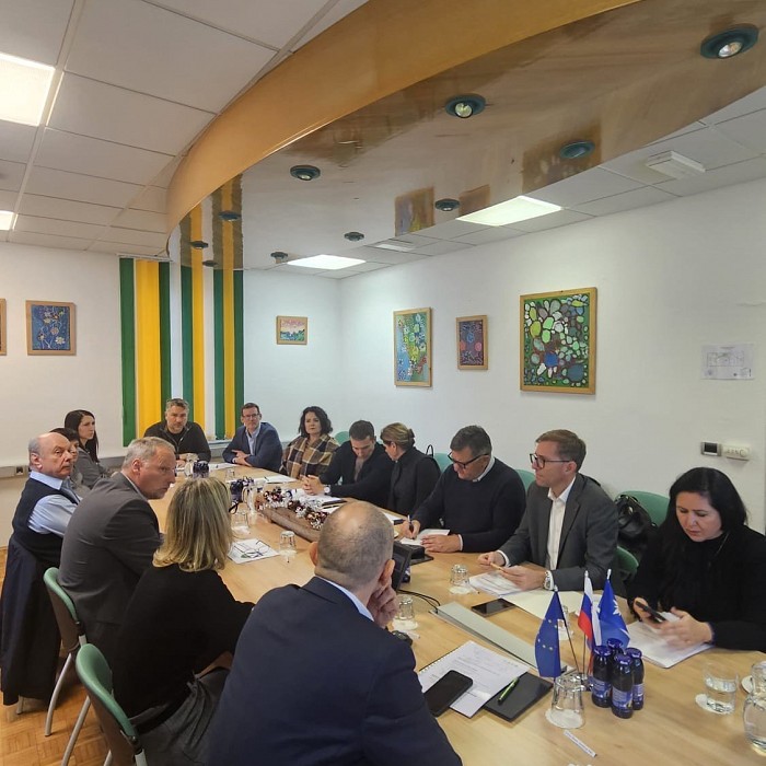 Ministrska ekipa na Idrijsko-Cerkljanskem in v Posočju o ključnih projektih