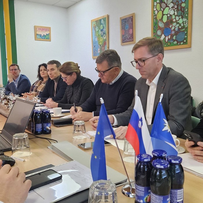 Ministrska ekipa na Idrijsko-Cerkljanskem in v Posočju o ključnih projektih