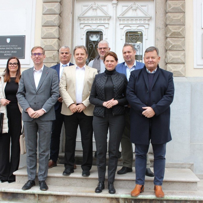 Ministrska ekipa na Idrijsko-Cerkljanskem in v Posočju o ključnih projektih